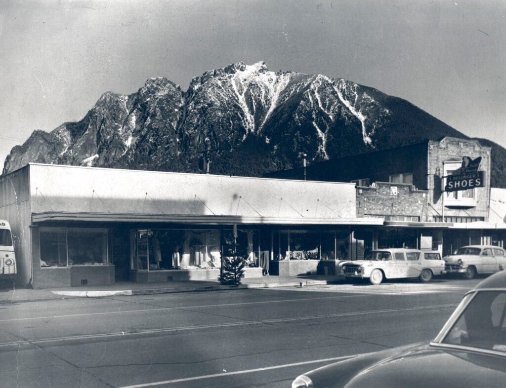 PO-697-3-Glaziers-Department-Store-and-Mount-Si-North-Bend-Town-1.jpg